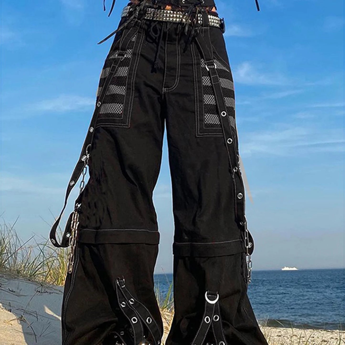 Women’s Cargo Pants – Edgy Streetwear with a Modern Twist